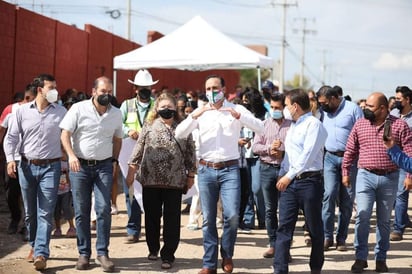 El alcalde de Saltillo, Manolo Jiménez, supervisó una de las 158 obras en proceso en todos los sectores de la ciudad. (CORTESÍA)