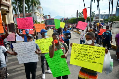 Activistas en derechos humanos anunciaron un ayuno indefinido el próximo lunes afuera de la Estación Migratoria Siglo 21. Luego, dijeron, irán en caravana para exigir al gobierno de Andrés Manuel López Obrador que deje salir a los migrantes de Tapachula, donde enfrentan racismo, acoso, maltrato y las detenciones del Instituto Nacional de Migración (INM) y la Guardia Nacional (GN). (ARCHIVO) 
