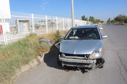 El vehículo resultó con daños materiales tras impactarse contra un poste de concreto.
