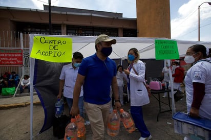 A minutos de la tragedia, las cadenas humanitarias no se hicieron esperar. (EL UNIVERSAL)