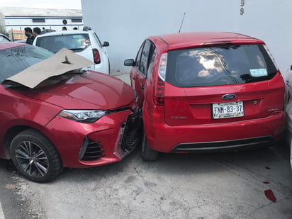 La tarde de este sábado se registró un accidente vial en la Ciudad Industrial de Torreón donde se vieron involucrados seis vehículos, dos en movimiento y cuatro más estacionados. (ARCHIVO)