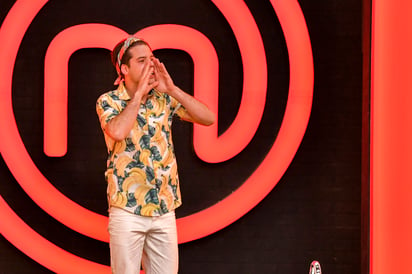 Triste. Entre lágrimas, William Valdés abandonó MasterChef Celebrity ya que su pozole no convenció a los jueces. (TV AZTECA)