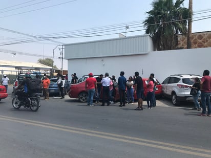 En el accidente vial participaron dos unidades en movimiento y cuatro más que se encontraban estacionadas. (EL SIGLO DE TORREÓN)