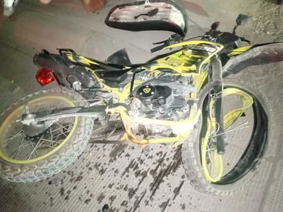 Por circular a exceso de velocidad choca contra un poste de madera; el lesionado fue trasladado al hospital. (EL SIGLO DE TORREÓN)