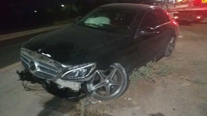 El vehículo sufrió daños que evitaron que siguiera funcionando; fue localizado abandonado en el lugar de los hechos. (EL SIGLO DE TORREÓN)