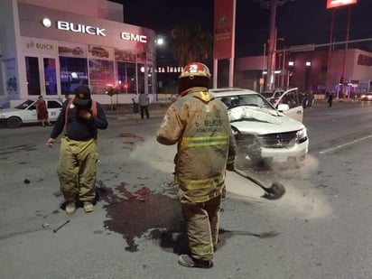 Taxista se impacta contra camioneta en el Miguel Alemán. (EL SIGLO DE TORREÓN)