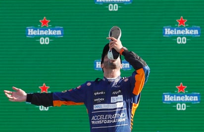 Daniel Ricciardo y Lando Norris, los pilotos de McLaren, aprovecharon para llevarse el primero y segundo lugar respectivamente en el Autódromo de Monza. (ARCHIVO)