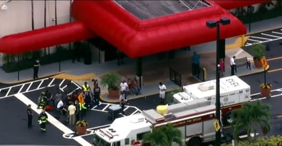 Un número de personas aún no determinado sufrió heridas en un casino del sureste de Florida como consecuencia de la rotura de parte del techo a causa, según algunos medios, de la explosión de un tanque con material para apagar incendios y, según otros, de la caída de unos equipos. (ESPECIAL)