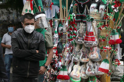 A pesar de que hay menos restricciones en la movilidad de la Ciudad de México, las ventas por la celebración de la Independencia mexicana seguirán en 2021 en 31% por debajo de los niveles previos a la pandemia, es decir, con respecto a 2019, de acuerdo con estimaciones del presidente de la Cámara Nacional de Comercio, Servicios y Turismo de la Ciudad de México (Canaco CDMX), Nathan Poplawsky. (ARCHIVO) 