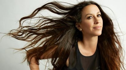 La intérprete canadiense, Alanis Morissette confesó durante una entrevista para el documental de HBO, Jagged, que a los 15 años de edad fue abusada por varios hombres. 