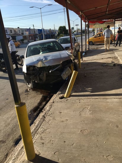 Perdió el control de su vehículo y se impactó contra los tubos de una sombra metálica frente a un domicilio de la colonia Sol de Oriente. (EL SIGLO DE TORREÓN)