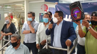 Simpatizantes de diversos organismos se manifestaron ayer de manera pacífica en las oficinas de la Casa de Gobierno. (GUADALUPE MIRANDA)