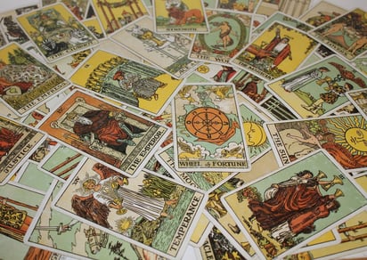 Candy trabaja con la baraja del Tarot para sus predicciones (ARCHIVO) 