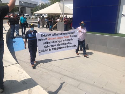 Durante la mañana y tarde de ayer maestros realizaron manifestaciones y se congregaron en el Ministerio Público donde estaba retenido Gustavo García.

