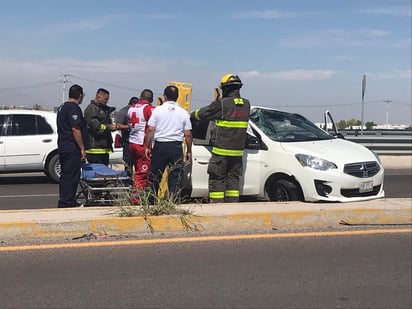 La volcadura fue en el puente Libramiento Norte Laguna. (EL SIGLO DE TORREÓN)