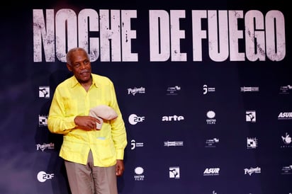 Danny Glover, estrella de la saga 'Arma mortal', luce cansado. Ocasionalmente se disculpa y toma algo de aire, pero luego sonríe para seguir hablando con la prensa mexicana.  (ARCHIVO) 