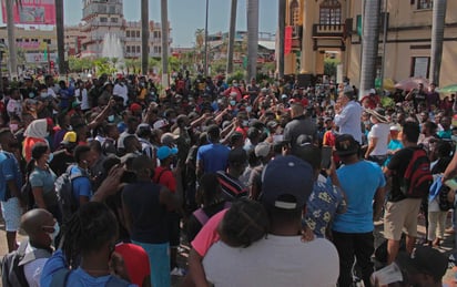 Caribe Dorvil se despierta todos los días a las 3 de la mañana para preparar los alimentos que venderá en un pequeño mercado callejero junto con decenas de compatriotas haitianos en esta ciudad del sur de México. (EFE) 
