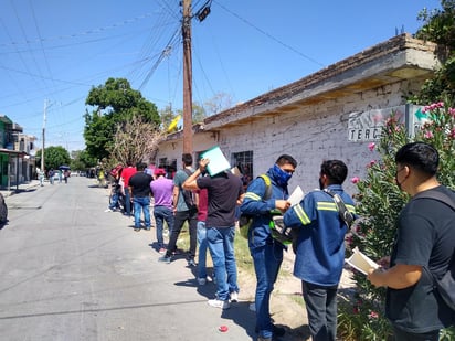 Jóvenes de 18 a 29 años con apellido paterno que inicia con las letras Q, R y S abarrotaron el puesto de inoculación desde temprana ahora. (ANGÉLICA SANDOVAL)