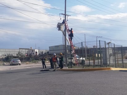 Luego de que un tráiler derribara postes de la Comisión. (ISABEL AMPUDIA)