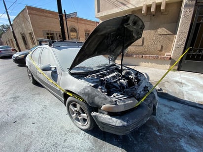 Un aparente cortocircuito en el motor ocasionó que el vehículo comenzara a incendiarse. (EL SIGLO DE TORREÓN)