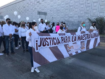 Marcharon de forma pacífica para exigir justicia en torno al crimen contra la maestra Albina Zavala. (EL SIGLO DE TORREÓN)