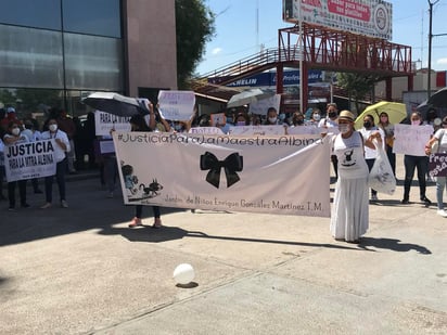 Ni los intensos rayos del Sol ni el cansancio de una jornada escolar, limitaron al contingente para reclamar a las afueras de la Presidencia Municipal. (EL SIGLO DE TORREÓN)