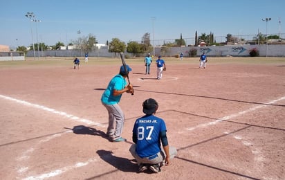 Intensa actividad se vivirá este sábado 18 de septiembre sobre los diamantes laguneros, al disputarse la décima jornada de la temporada en la Liga de Softbol de Bola Lenta “Francisco Ramírez López”, que tendrá nueve juegos vespertinos en los que se activarán centenares de laguneros. (ARCHIVO)
