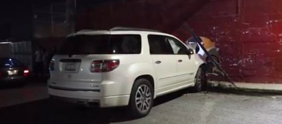 La camioneta de un joven terminó se estrelló contra la barda de un domicilio, luego de que mezclar el exceso de velocidad con el uso del celular, la madrugada de este sábado en la colonia Fundadores, en el municipio de Saltillo. (EL SIGLO DE TORREÓN) 
