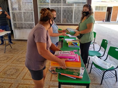 Continúa la entrega de libros de texto gratuito para estudiantes de nivel básico en La Laguna. (ANGÉLICA SANDOVAL)