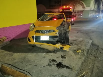 El chofer perdió el control del volante y se proyectó contra la esquina, donde chocó con un poste de madera y contra un depósito de basura metálico. (EL SIGLO DE TORREÓN)