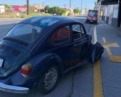 El responsable se retiró del lugar, mientras que el vehículo afectado permaneció en el sitio debido a los daños. (EL SIGLO DE TORREÓN)