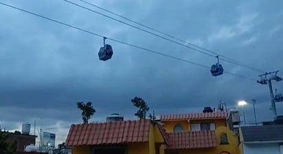 A través de redes sociales, usuarios manifestaron su indignación luego de que las canastillas de la Línea 2 del Cablebús quedaran suspendidas en el aire por casi una hora con varios pasajeros en ellas (CAPTURA) 