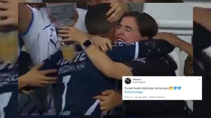 Los Rayados de Monterrey se llevaron el Clásico Regio 126, al vencer a Tigres 2-0 en el estadio BBVA. Sin embargo, la emoción de una aficionada al celebrar con Rogelio Funes Mori es lo que se está robando las reacciones en redes sociales, pues asegura que el delantero 'huele delicioso'. (ESPECIAL)