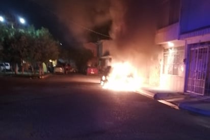 Bomberos y Protección Civil se movilizaron para combatir las llamas. (EL SIGLO DE TORREÓN)