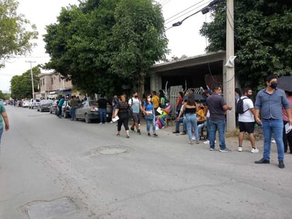 Ayer se registró una larga fila en el módulo de la Facultad de Ciencias de la Salud. Los jóvenes llegaron desde la madrugada. (PRIMITIVO GONZÁLEZ)