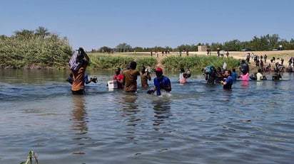 Decenas de haitianos están regresando del campamento en Del Río a México en espera de que cambie su situación migratoria.