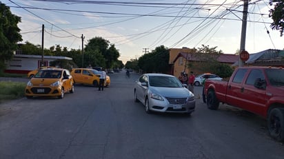 Elementos de la Dirección de Tránsito y Vialidad Municipal, arribaron al lugar para atender la emergencia. (EL SIGLO DE TORREÓN)