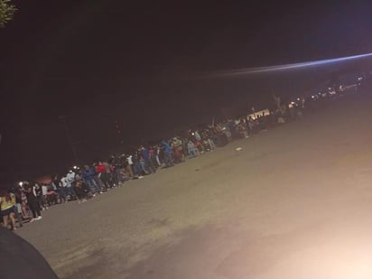 Desde las 11:00 de la noche de ayer martes, los jóvenes llegaron a formarse. (EL SIGLO DE TORREÓN)