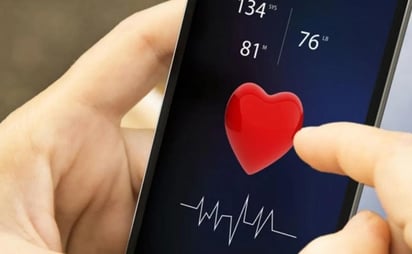 La compañía tecnologica Apple estaría trabajando en un sistema capaz de detectar problemas de salud mental en sus usuarios a través de sus dispositivos iPhone (ESPECIAL) 