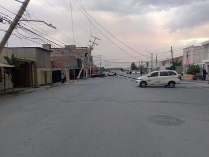 Decenas de casas se quedaron sin energía eléctrica luego de que un tráiler provocara daños en los postes de concreto. (EL SIGLO DE TORREÓN)