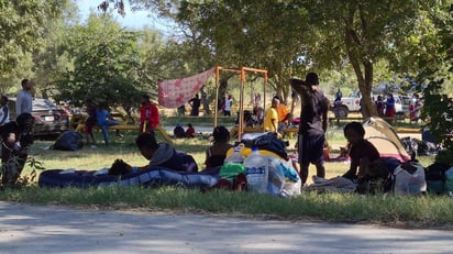 No existe una fecha específica para que puedan reanudar las operaciones de tránsito vehicular particular, peatonal y de mercancías, pues esto está condicionado a disminuir la cantidad de migrantes que se encuentran en los alrededores. (EL SIGLO DE TORREÓN)