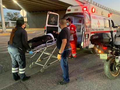 El joven perdió el control cuando pasó un bordo. (TELEVISA LAGUNA)