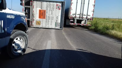 Tráiler sufre la volcadura del segundo remolque que jalaba; del accidente solo se reportaron daños materiales. (EL SIGLO DE TORREÓN)