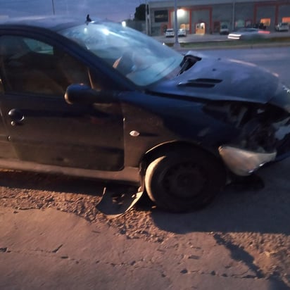 El vehículo siniestrado es un Peugeot 206, color azul, modelo 2011, que era conducido por Jimena de 25 años de edad. (EL SIGLO DE TORREÓN)