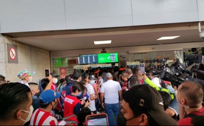 Faltaron los bombos, más cánticos y mayor número de aficionados. Hoy el recibimiento de la afición rojiblanca no fue tan caótico como en temporadas pasadas, pero la afición de las Chivas se hizo sentir. (CORTESÍA / EL UNIVERSAL/ SEBASTIAN GARCÍA)
