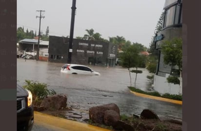 En algunos puntos de la ciudad el agua alcanzó hasta un metro y medio de altura. (ESPECIAL)