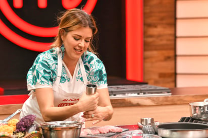 La noche de ayer trascendió la sexta entrega de “MasterChef Celebrity”. Las quince celebridades que aún se encuentran en la cocina más famosa de México, se enfrentaron a emocionantes retos elegidos por medio de refranes y fue Alicia Machado la que no convenció a los jueces| con su “lengua a la venemex en tortilla de flor de calabaza”. (ESPECIAL)
