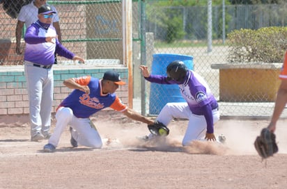 Cerrados y emotivos juegos, entregó la tercera jornada de la temporada “Francisco Javier Arreola” en la Liga de Softbol Industrial y Comercial, que este domingo 26 de septiembre volverá a cantar el “playball” para disputar una nueva fecha del tradicional circuito. (ARCHIVO) 
