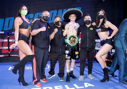 El mexicano Cristian “Chicharito” González despachó a Kenny Geovanny “El Maestrico” Cano de Venezuela por nocaut efectivo al 1:52 del segundo asalto, reteniendo así el Campeonato FECARBOX Plata de peso Mosca del Consejo Mundial de Boxeo, en el compromiso estrella en el Foro Centenario de la Ciudad de México.
