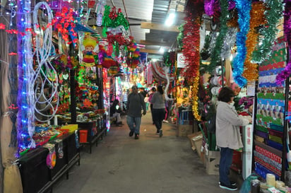 La Mesa Operativa del Subcomité Técnico de Salud en La Laguna autorizó para este año la instalación del tradicional “Mercadito Navideño” de la calle Ildefonso Fuentes en Torreón, autoridades integrantes de la misma precisaron que la dinámica será prácticamente la misma que en 2020 y cuando se aprobó la instalación de ese punto de comercio mediante aplicación de diversos protocolos sanitarios. (ARCHIVO) 
